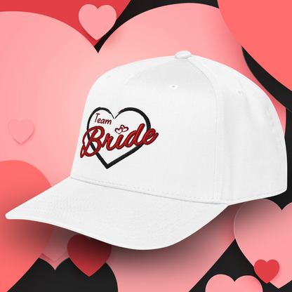 Casquette blanche Team Bride brodee avec ecriture rouge et coeur noir vue profile, accessoire tendance pour enterrement de vie de jeune fille.