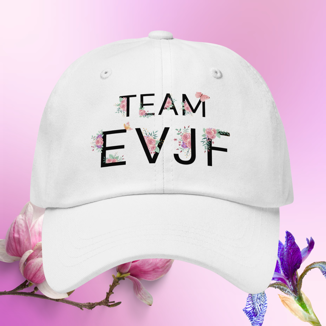 Casquette blanche Team EVJF avec  florale et visiere incurvee, accessoire ideal pour enterrement de vie de jeune fille.