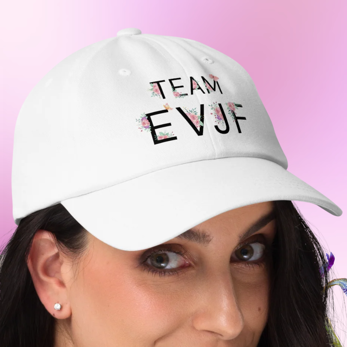 Casquette blanche Team EVJF portee sur mannequin, accessoire ideal pour equipe de la mariee pendant un EVJF.