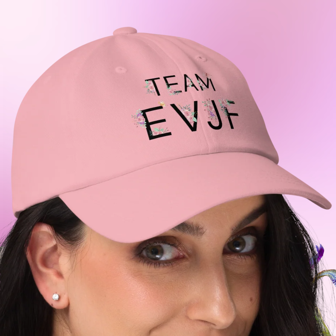 Casquette rose Team EVJF portee sur mannequin, accessoire tendance pour celebrations EVJF et sorties entre amies.
