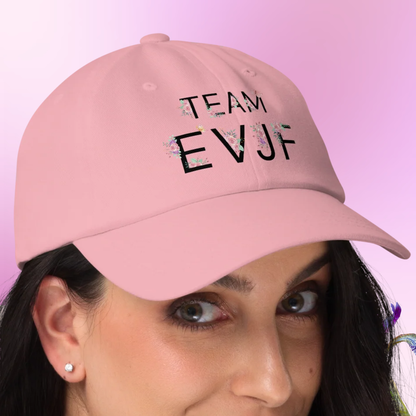 Casquette rose Team EVJF portee sur mannequin, accessoire tendance pour celebrations EVJF et sorties entre amies.