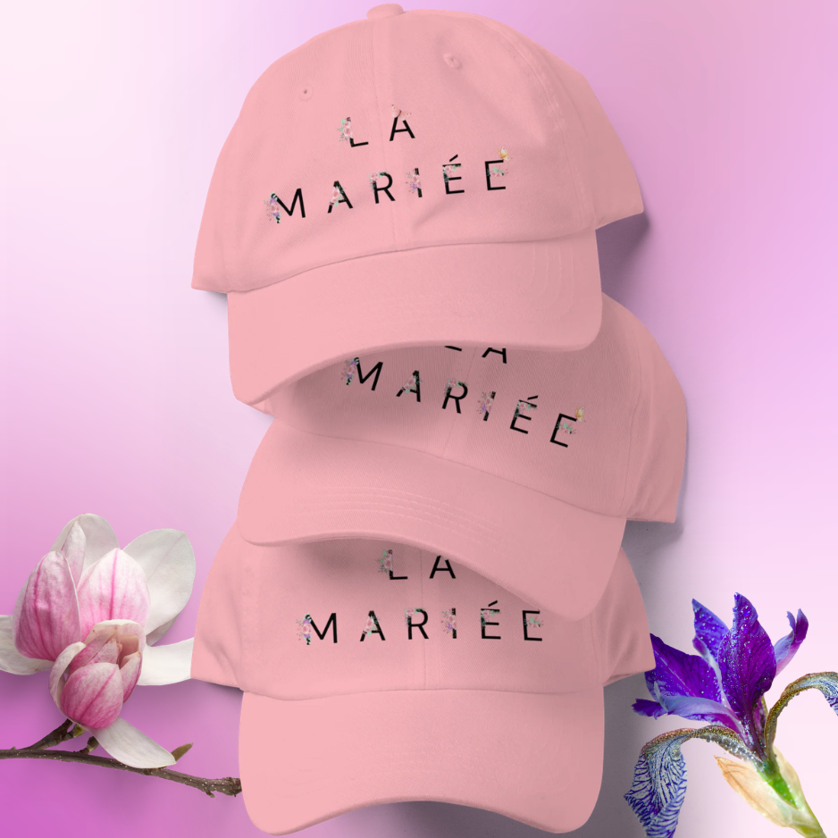 Pile de casquettes roses La Mariee avec design floral, accessoire parfait pour celebrations de la future mariee.