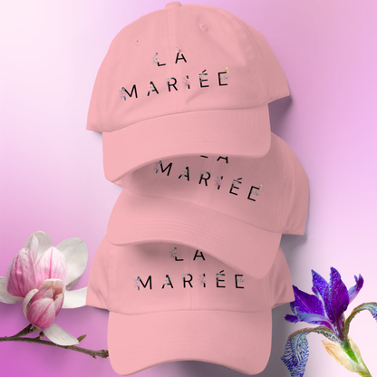 Pile de casquettes roses La Mariee avec design floral, accessoire parfait pour celebrations de la future mariee.