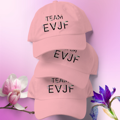 Pile de casquettes roses Team EVJF assorties, accessoire parfait pour tenue coordonnee lors dun EVJF.