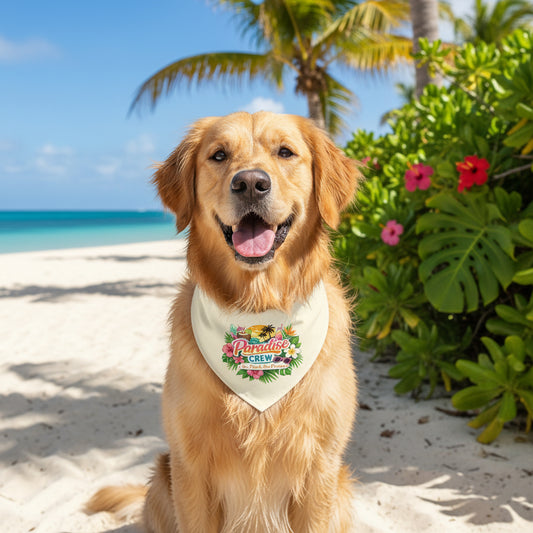 Golden retriever assis sur une plage tropicale avec palmiers et fleurs exotiques, portant un bandana Paradise Crew coloré au style estival et floral.
