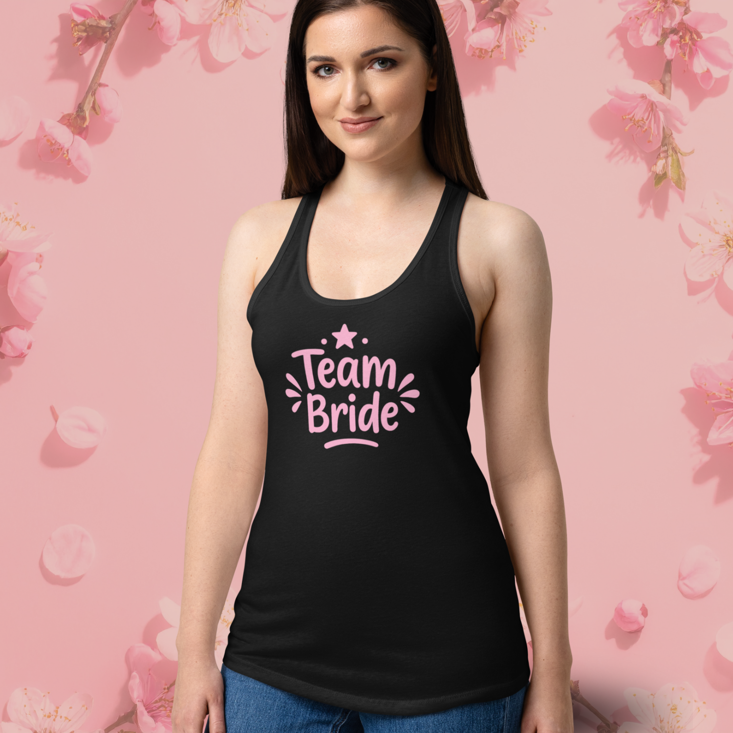 Femme portant un debardeur noir Team Bride, look EVJF chic et moderne pour celebration de la future mariee noir.
