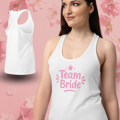 Femme portant un debardeur noir Team Bride rose, vetement EVJF tendance pour fete pre nuptiale noir.
