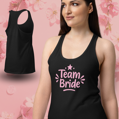 Groupe de femmes portant des debardeurs Team Bride assortis lors dun enterrement de vie de jeune fille, tenue coordonnee pour fete de la mariee blanc.