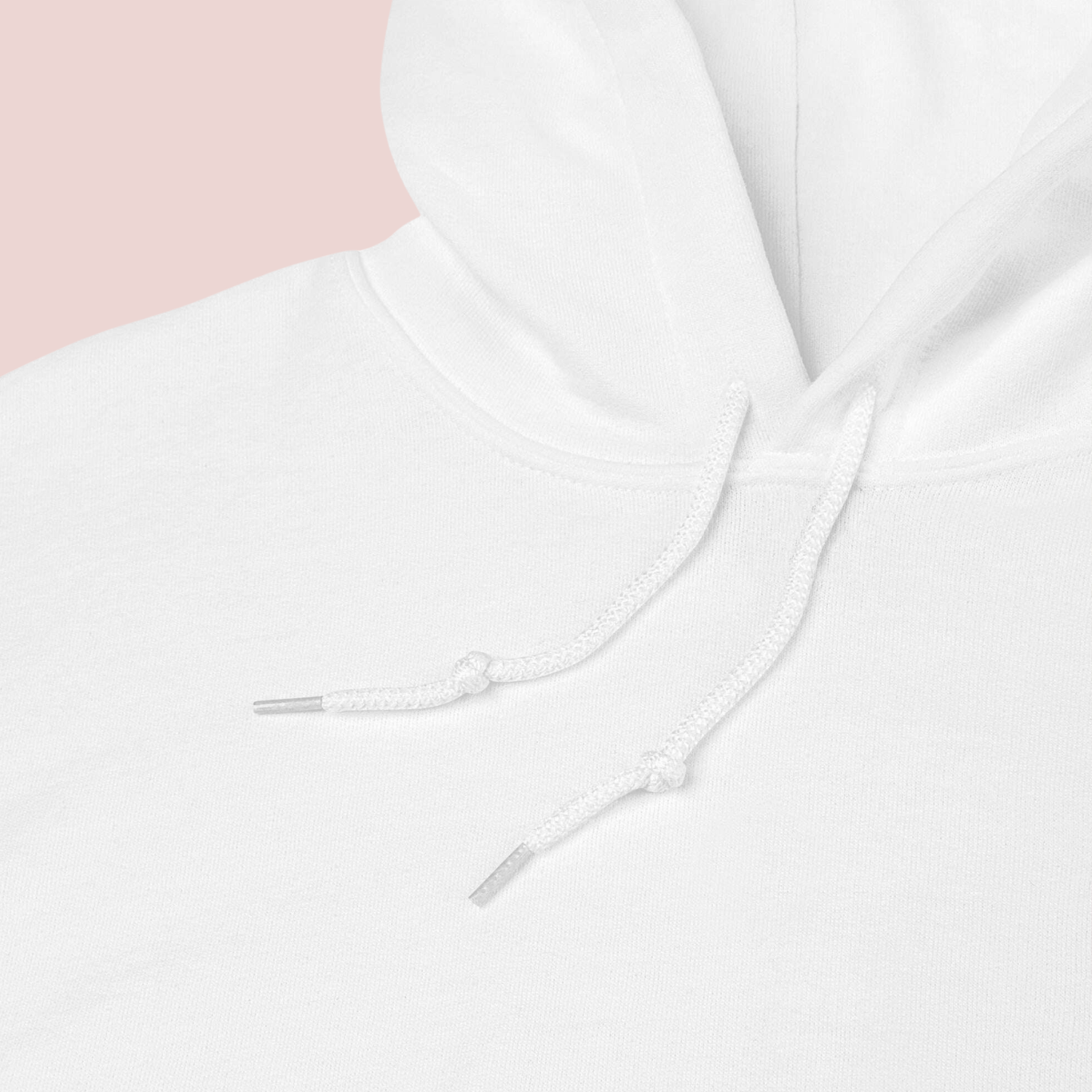 Gros plan sur la capuche et les cordons dun hoodie blanc en coton, sweat a capuche confortable et epais ideal pour EVJF et tenue future mariee blanc.