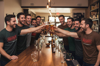 Groupe d’hommes dans un bar célébrant une Divorce Party, portant le t-shirt “Mission: Divorce Completed” en différents coloris. Ambiance détendue, esprit de camaraderie et style assumé pour marquer un nouveau départ entre amis.