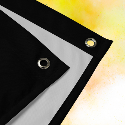 Detail drapeau EVJF personnalisable avec oeillets metalliques renforces et couture solide, tissu resistant ideal decoration fete enterrement de vie de jeune fille noir