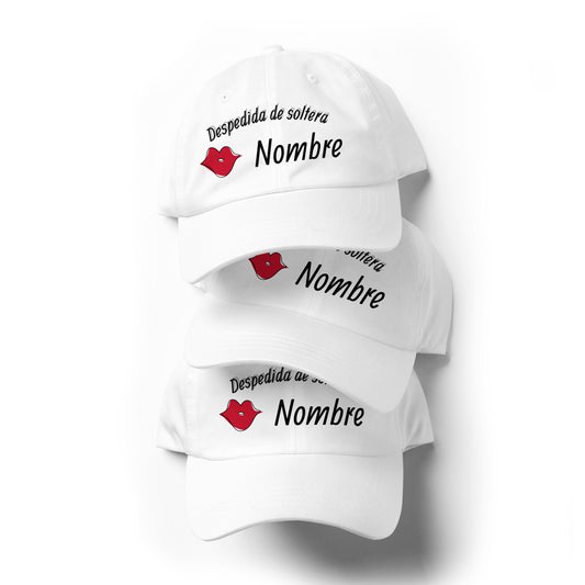 Tres gorras blancas personalizables para despedida de soltera con nombre de la novia y diseño de beso rojo, vistas frontales apiladas.
