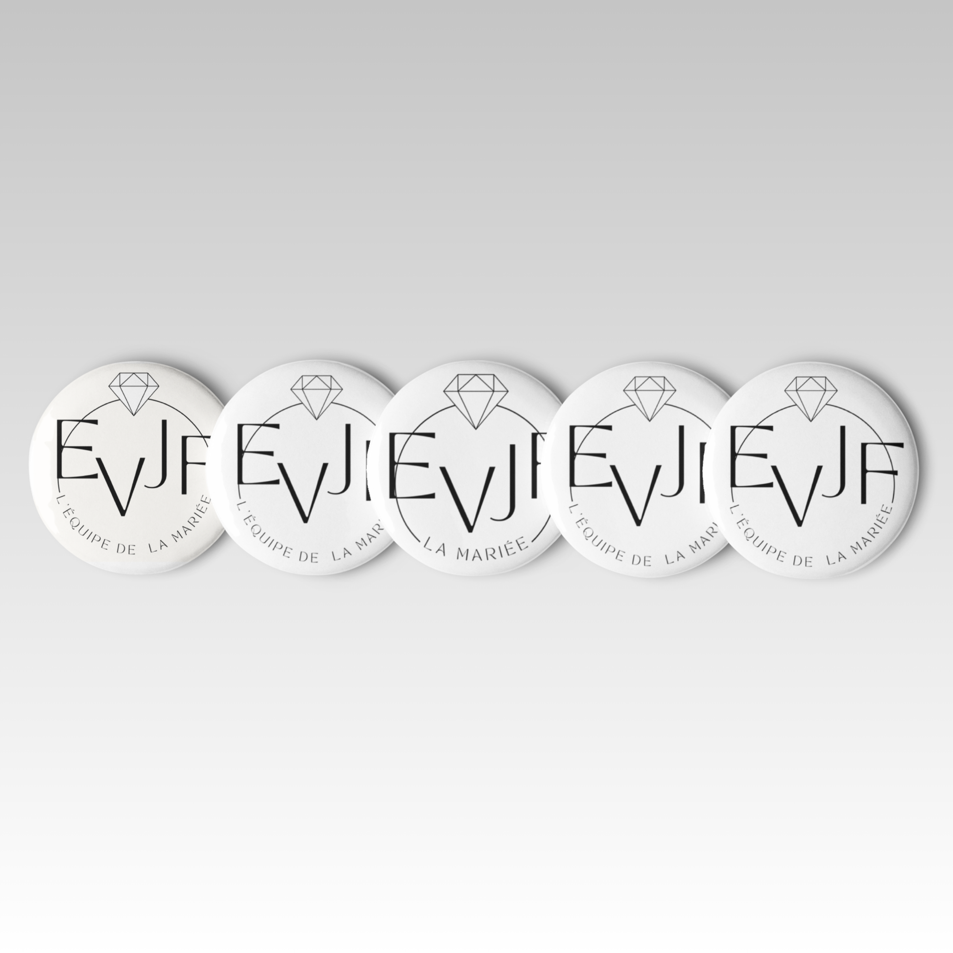 Badges EVJF blancs au design élégant, idéals pour organiser la team et créer des souvenirs lors de la fête.