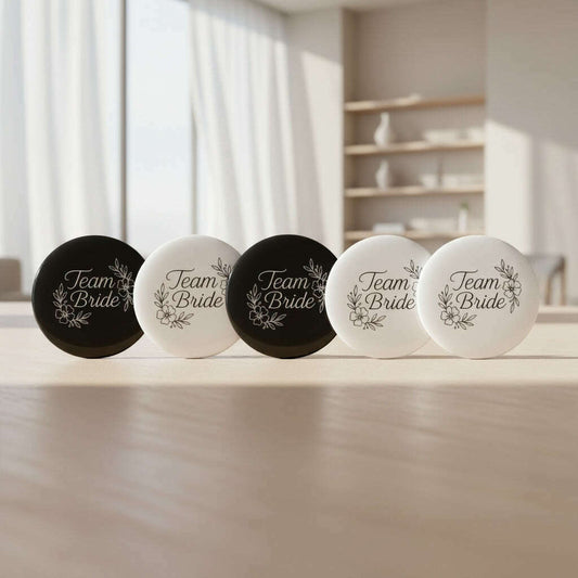 lot-de-5-badges-minimalistes-–-4-x-team-bride-1-x-the-bridebadgeparty-promise-35032660