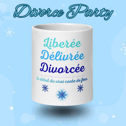 Mug blanc Liberee Delivree Divorcee avec design bleu festif, tasse originale pour fete de divorce, celebration nouvelle vie et soiree entre amies blanc.