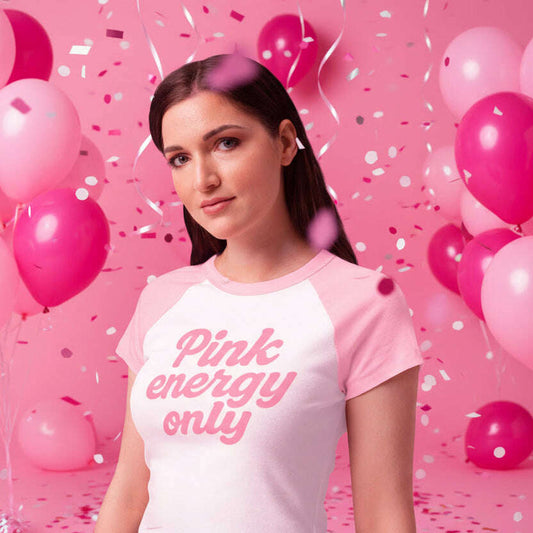 Femme portant un tee shirt blanc et rose Pink Energy Only devant decor rose avec ballons et confettis, ideal pour fete entre filles, anniversaire et EVJF – Rose
