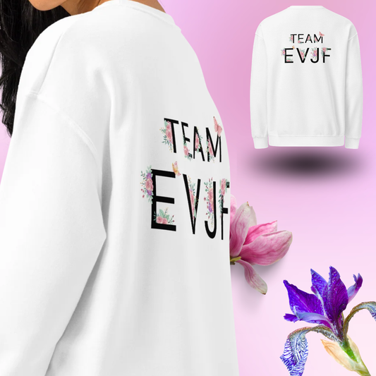 Sweat blanc Team EVJF avec design floral dans le dos porte sur mannequin, tenue ideale pour enterrement de vie de jeune fille.
