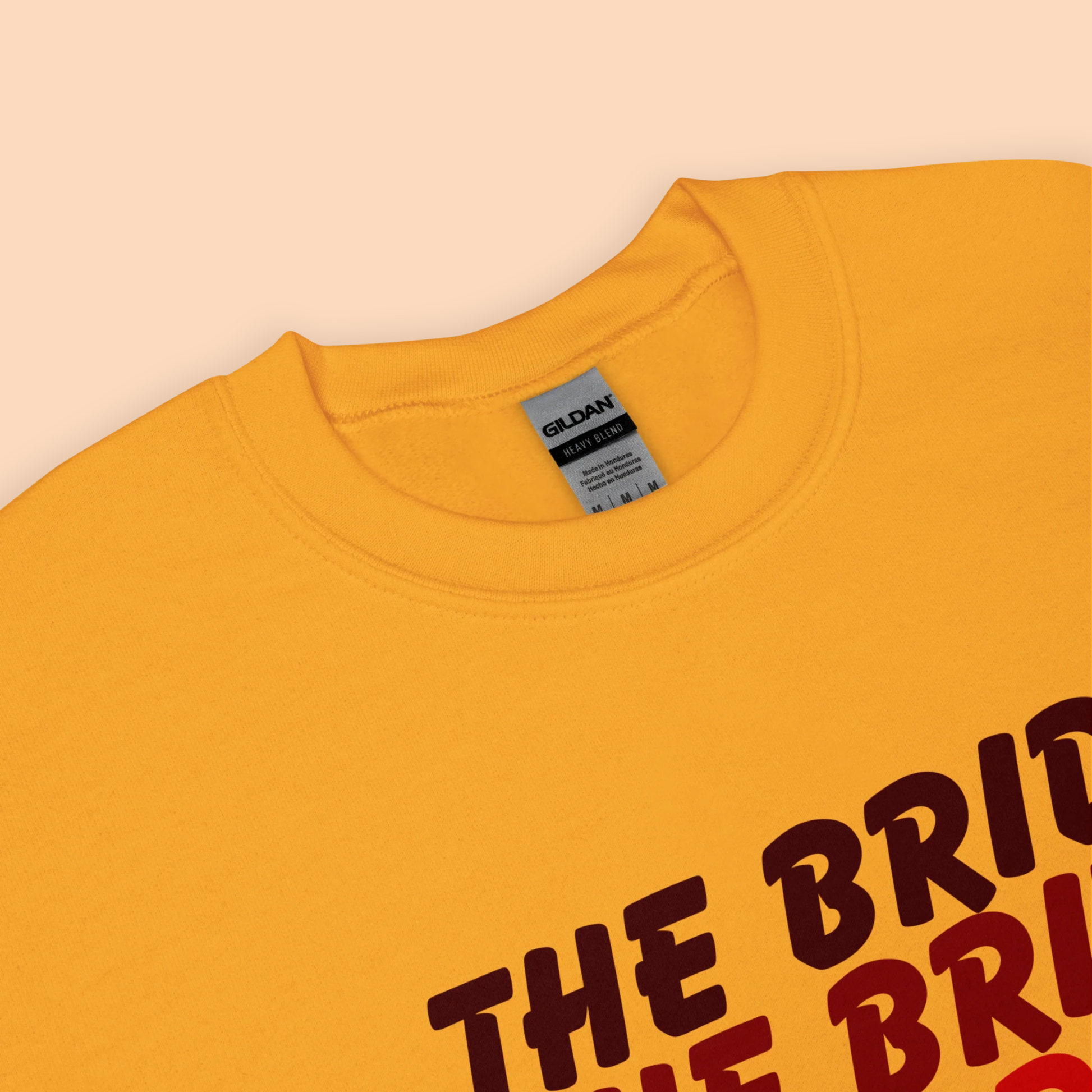 Sweat The Bride EVJF pour future mariée porté ou présenté à plat, pull confortable parfait pour enterrement de vie de jeune fille et look coordonné mariage.