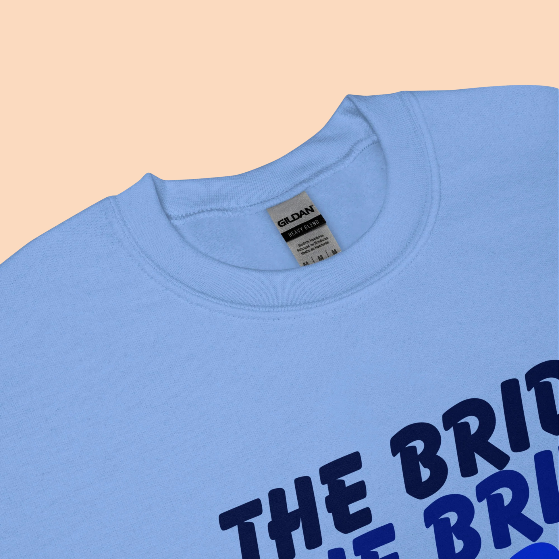 Sweat The Bride EVJF tons bleus pour future mariée porté ou présenté à plat, pull confortable parfait pour enterrement de vie de jeune fille et look coordonné mariage.