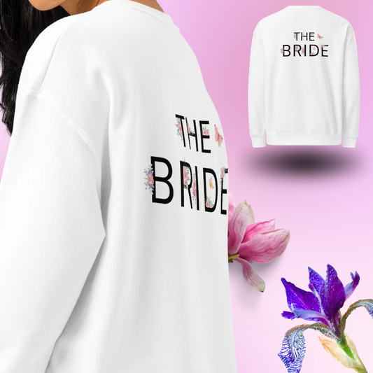 Sweat blanc The Bride avec design floral dans le dos porte sur mannequin, tenue ideale pour future mariee lors dun enterrement de vie de jeune fille.