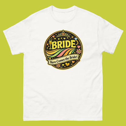 T-shirt blanc cassé Bride Here Comes the Bride avec motif circulaire vintage et détails colorés à l’avant.