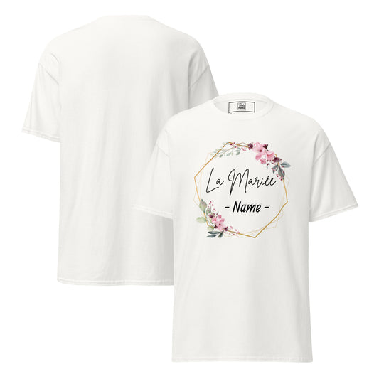 T-shirt blanc La Mariée personnalisable avec prénom de la mariée, design floral rose et cadre géométrique doré, coupe unisexe avec vue avant et arrière pour EVJF chic.