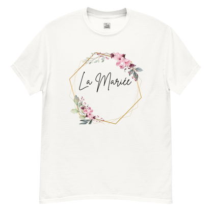 T-shirt blanc La Mariée personnalisable avec prénom de la mariée, design floral rose et cadre géométrique doré, coupe unisexe avec vue avant et arrière pour EVJF chic.