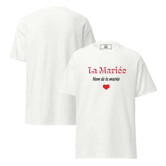 T-shirt blanc La Mariée personnalisable avec nom de la mariée imprimé en rouge et noir et petit cœur rouge, coupe unisexe avec vue avant et arrière pour EVJF.