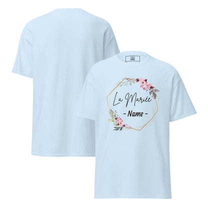 T-shirt bleu La Mariée personnalisable avec prénom de la mariée, design floral rose et cadre géométrique doré, coupe unisexe avec vue avant et arrière pour EVJF chic.