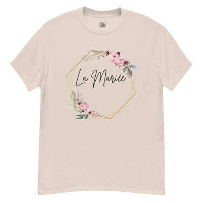 T-shirt naturel La Mariée personnalisable avec prénom de la mariée, design floral rose et cadre géométrique doré, coupe unisexe avec vue avant et arrière pour EVJF chic.