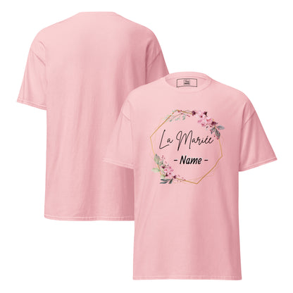 T-shirt rose La Mariée personnalisable avec prénom de la mariée, design floral rose et cadre géométrique doré, coupe unisexe avec vue avant et arrière pour EVJF chic.