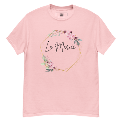 T-shirt rose La Mariée personnalisable avec prénom de la mariée, design floral rose et cadre géométrique doré, coupe unisexe avec vue avant et arrière pour EVJF chic.