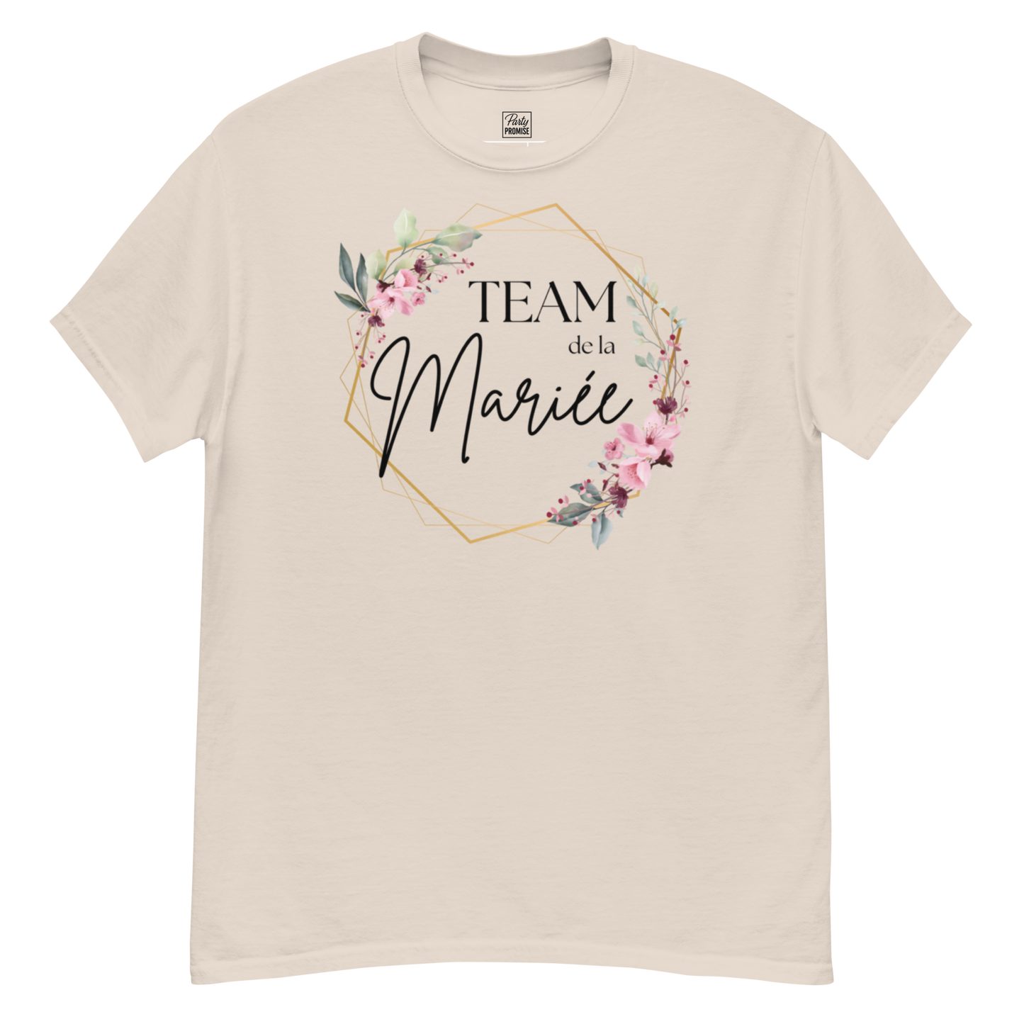 T-shirt beige Team de la Mariée personnalisable avec prénom, design floral rose et cadre géométrique doré, coupe unisexe avec vue avant et arrière pour EVJF élégant.