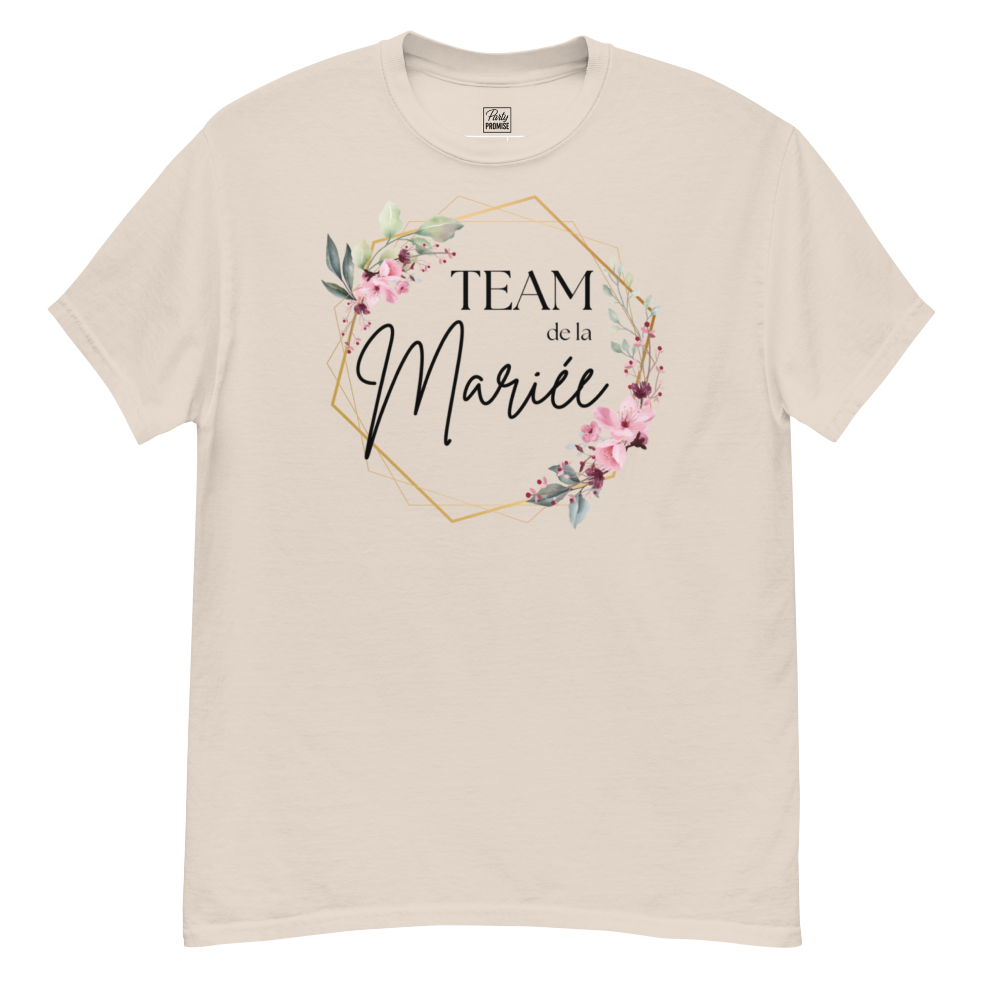 T-shirt beige Team de la Mariée personnalisable avec prénom, design floral rose et cadre géométrique doré, coupe unisexe avec vue avant et arrière pour EVJF élégant.