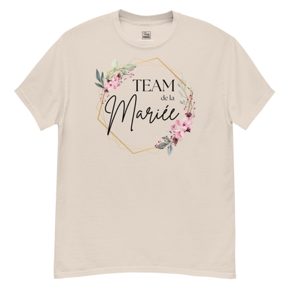 T-shirt beige Team de la Mariée personnalisable avec prénom, design floral rose et cadre géométrique doré, coupe unisexe avec vue avant et arrière pour EVJF élégant.