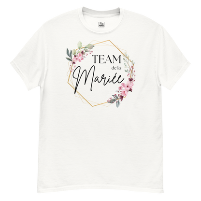 T-shirt blanc Team de la Mariée personnalisable avec prénom, design floral rose et cadre géométrique doré, coupe unisexe avec vue avant et arrière pour EVJF élégant.