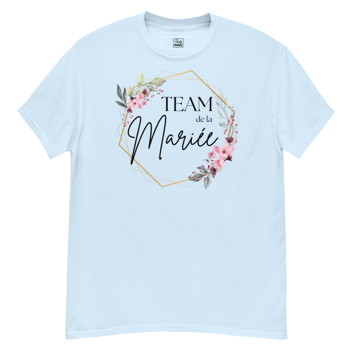 T-shirt bleu Team de la Mariée personnalisable avec prénom, design floral rose et cadre géométrique doré, coupe unisexe avec vue avant et arrière pour EVJF élégant.