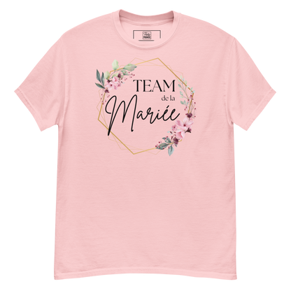 T-shirt rose Team de la Mariée personnalisable avec prénom, design floral rose et cadre géométrique doré, coupe unisexe avec vue avant et arrière pour EVJF élégant.
