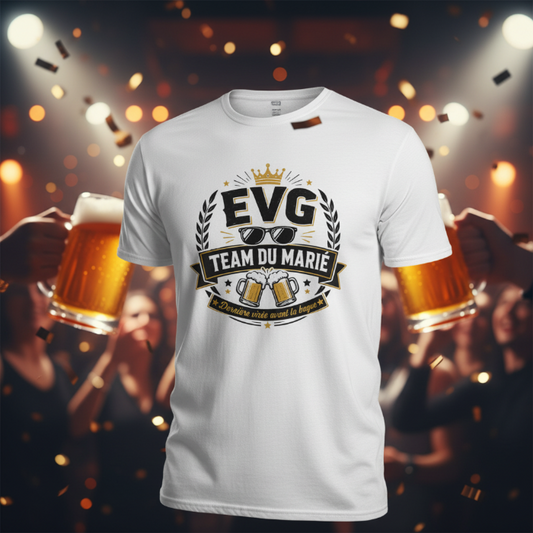 T-shirt blanc pour homme avec design EVG Team du Marié, parfait pour un enterrement de vie de garçon. Le t-shirt présente un design amusant avec des gobelets et des lunettes de soleil, accompagné du texte "Dernière virée avant la bougie". Idéal pour les activités de groupe lors de la fête avant le mariage.