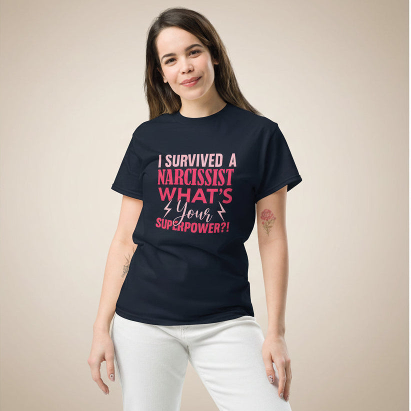 T-shirt femme bleu marine “I Survived a Narcissist” porté de face par un modèle. Style sobre, message puissant et look moderne.