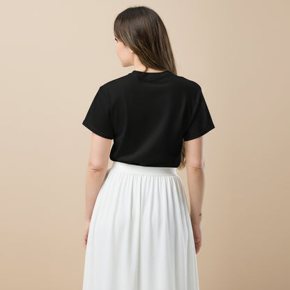 Vue arrière du t-shirt femme noir “I Survived a Narcissist” porté par un modèle. Coupe classique et rendu élégant pour Divorce Party Femme.