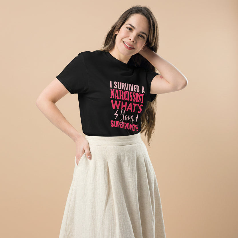 Vue de profil du t-shirt femme noir “I Survived a Narcissist” porté par un modèle. Silhouette moderne, coton épais et message empowerment.