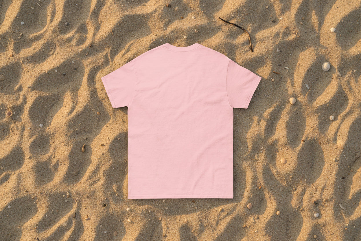 Vue dos du t-shirt Paradise Crew rose clair. Une coupe confortable et flatteuse, parfaite pour profiter pleinement des moments forts, des photos souvenirs et des instants partagés entre copines.