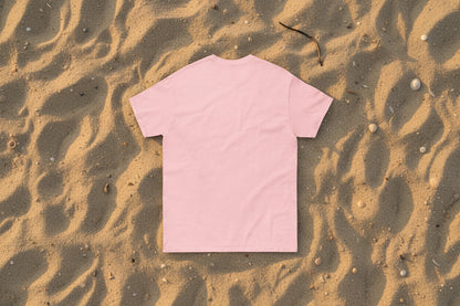 Vue dos du t-shirt Paradise Crew rose clair. Une coupe confortable et flatteuse, parfaite pour profiter pleinement des moments forts, des photos souvenirs et des instants partagés entre copines.