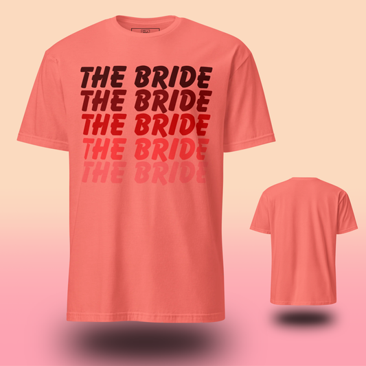 T-shirt EVJF The Bride corail avec texte répété pour la future mariée, vue avant et arrière