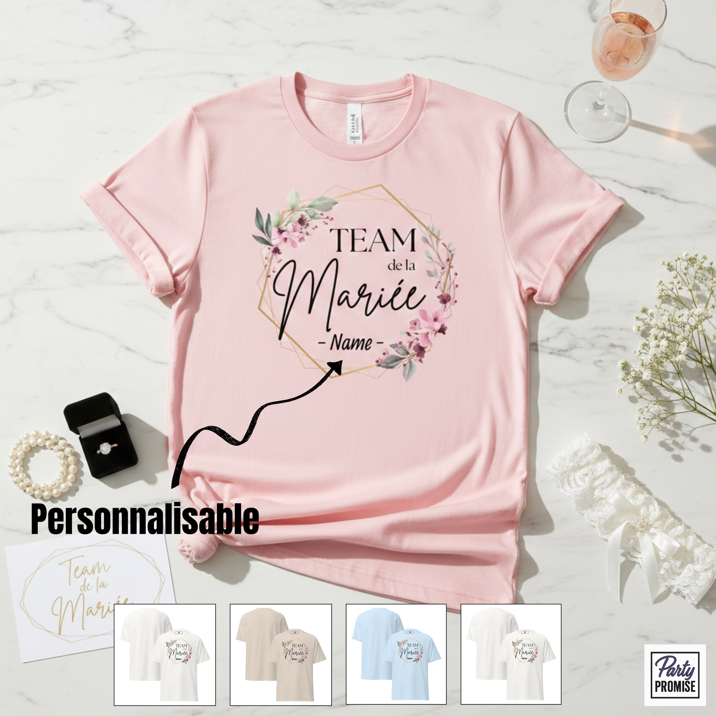 T-shirt rose personnalisable “Team de la Mariée – Name” avec couronne florale délicate et forme géométrique dorée, présenté en mise en scène EVJF avec bague, coupe de champagne et accessoires de mariée.
