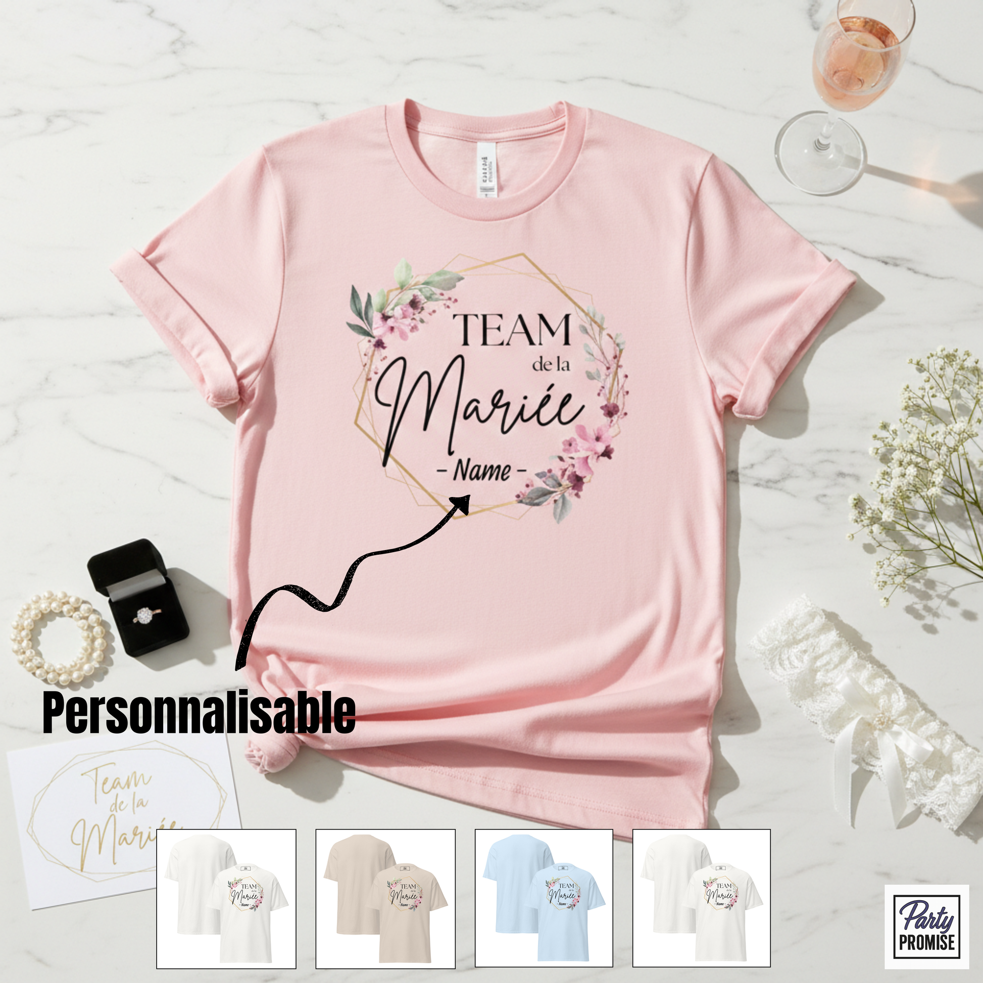 T-shirt rose personnalisable “Team de la Mariée – Name” avec couronne florale délicate et forme géométrique dorée, présenté en mise en scène EVJF avec bague, coupe de champagne et accessoires de mariée.