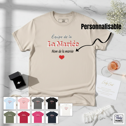T-shirt beige personnalisable “Équipe de la Mariée” avec nom de la mariée et cœur rouge, idéal pour EVJF, enterrement de vie de jeune fille, disponible en plusieurs couleurs – Party Promise