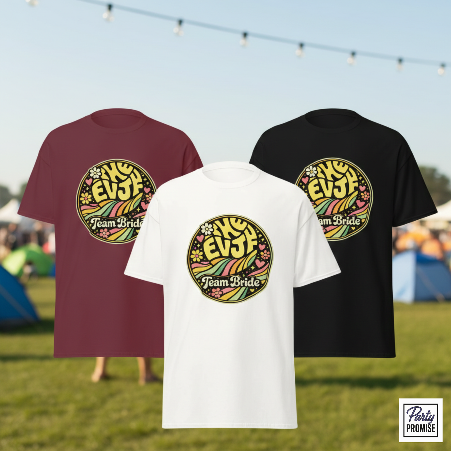 Trois t-shirts EVJF Team Bride avec logo rond rétro coloré, disponibles en blanc, noir et bordeaux, présentés en extérieur lors d’un événement festif.