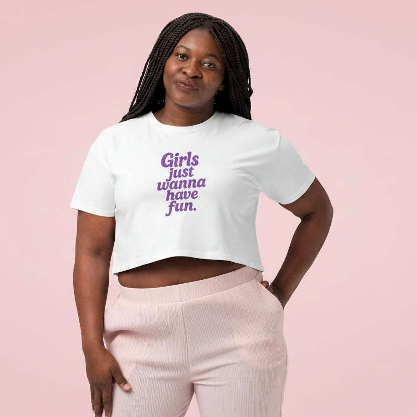 Femme portant un t shirt blanc Girls Just Wanna Have Fun style moderne, vetement fun pour anniversaire, brunch ou week end entre copines blanc.
